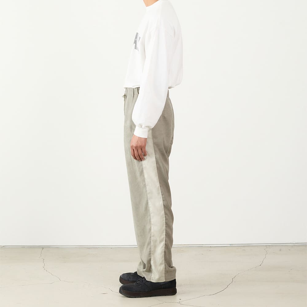 REMIRELIEF・レミレリーフ・エコスウェードパンツ・着用画像側面
