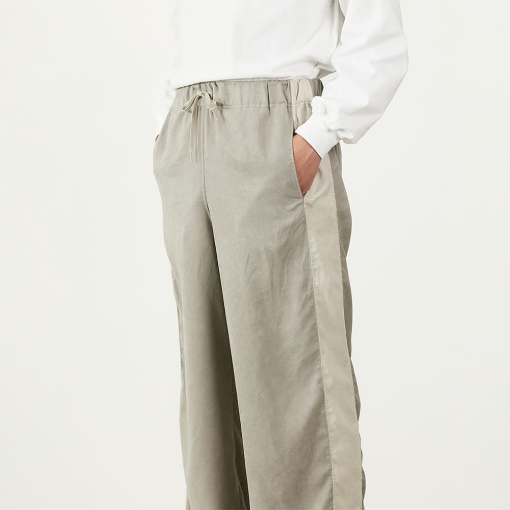 REMIRELIEF・レミレリーフ・エコスウェードパンツ・着用画像側面2